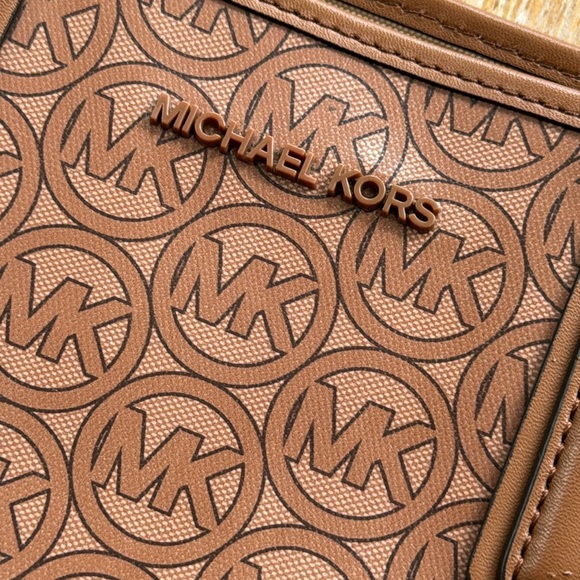 Michael Kors Bag Signature Logo Tote - Picture 13 of 17